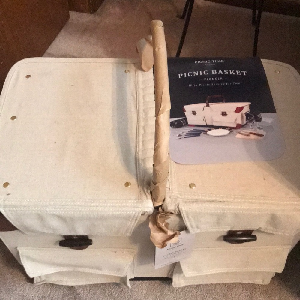 Picnic basket, NEVER USED